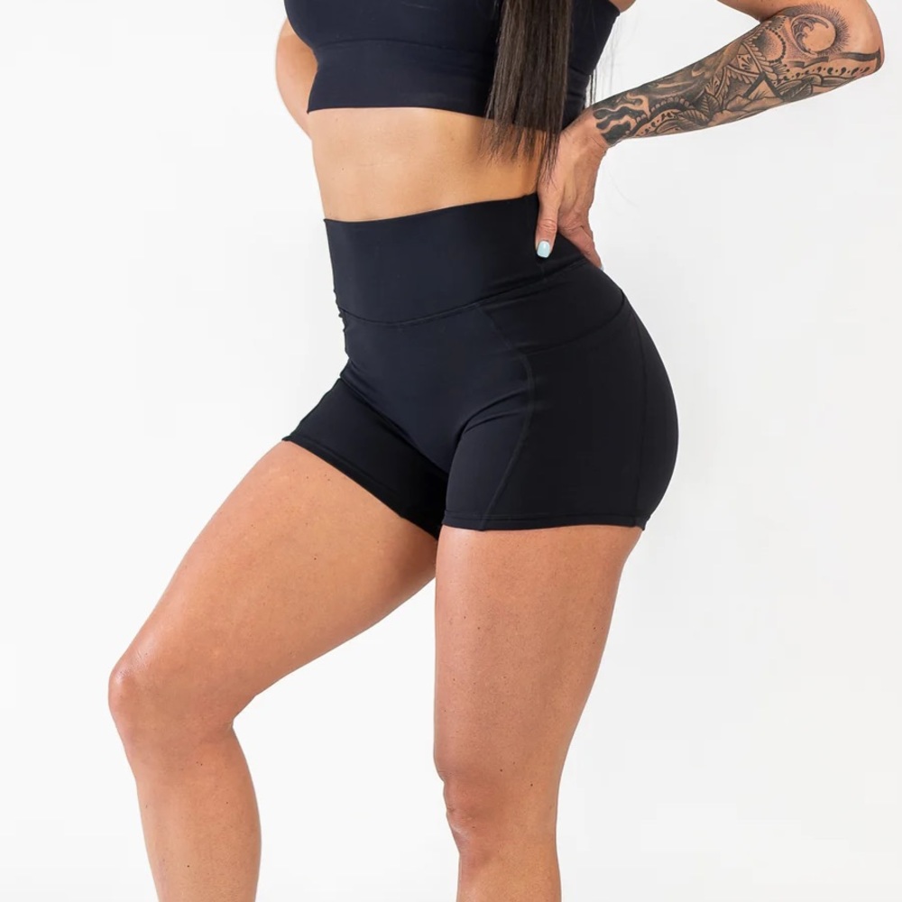 Curves N’ Combatboots Shorts - Medium